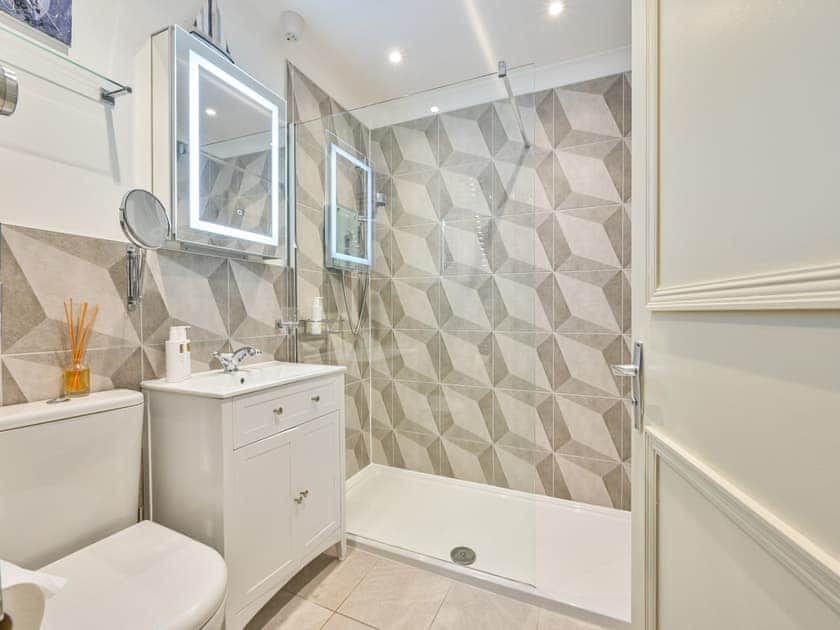 Shower room | Apartment 3 - Muntham Holiday Apartments, Torquay