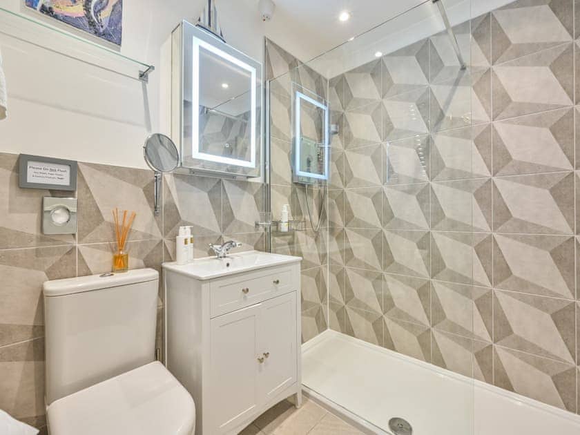 Shower room | Apartment 3 - Muntham Holiday Apartments, Torquay