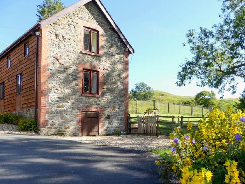 Exterior | Pippins, Penybont