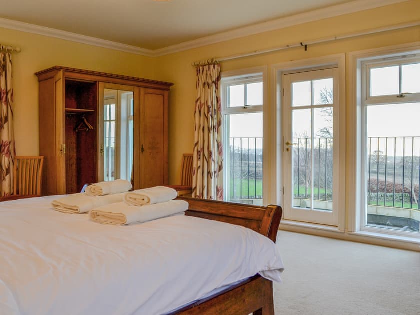 Master bedroom | Grange of Berryhill - Grange Holidays, Dundee