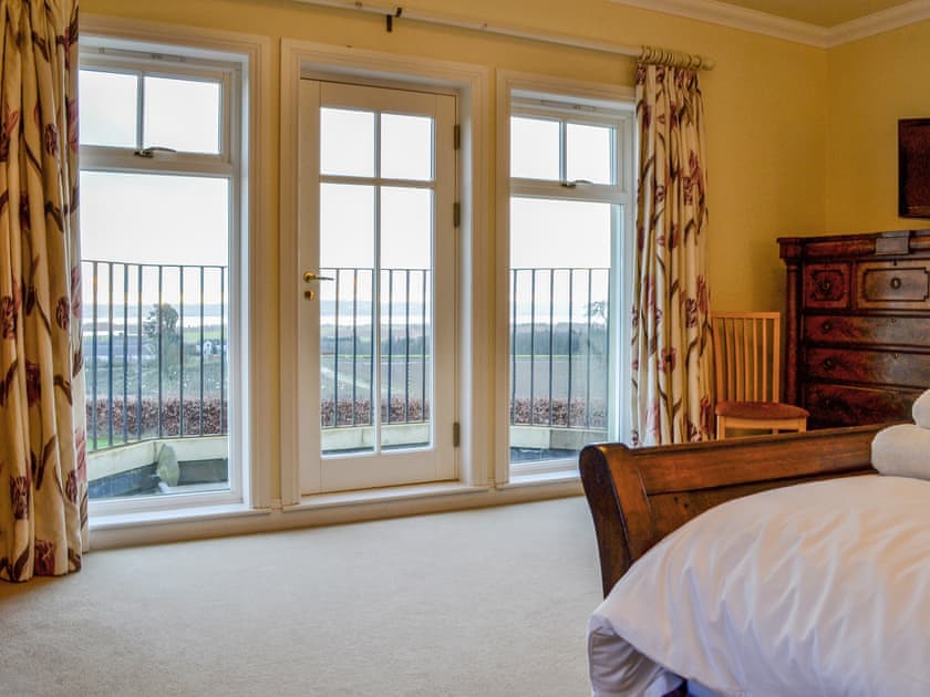 Master bedroom | Grange of Berryhill - Grange Holidays, Dundee