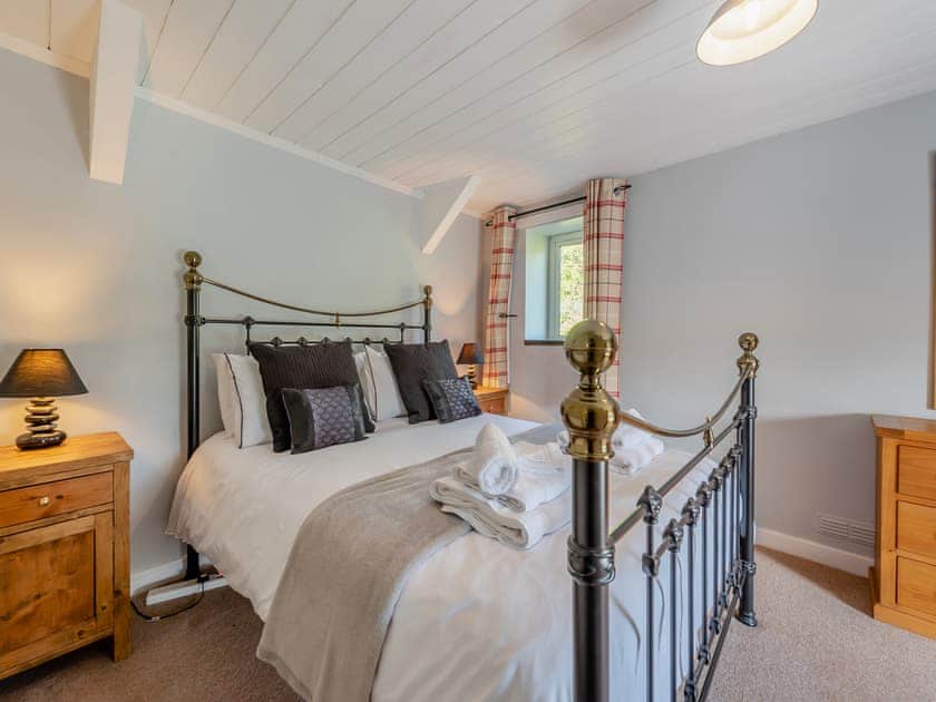 Double bedroom | East Llwyn - Llwyn Holiday Cottages, Rhydowen