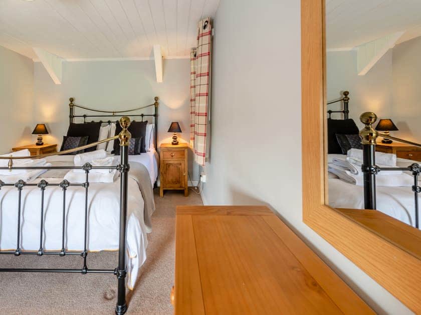 Double bedroom | East Llwyn - Llwyn Holiday Cottages, Rhydowen