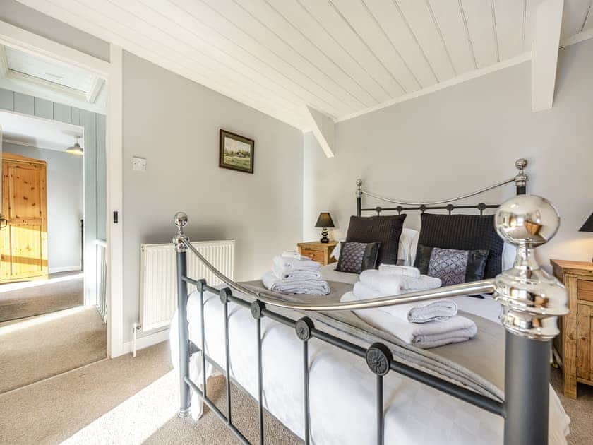 Double bedroom | East Llwyn - Llwyn Holiday Cottages, Rhydowen