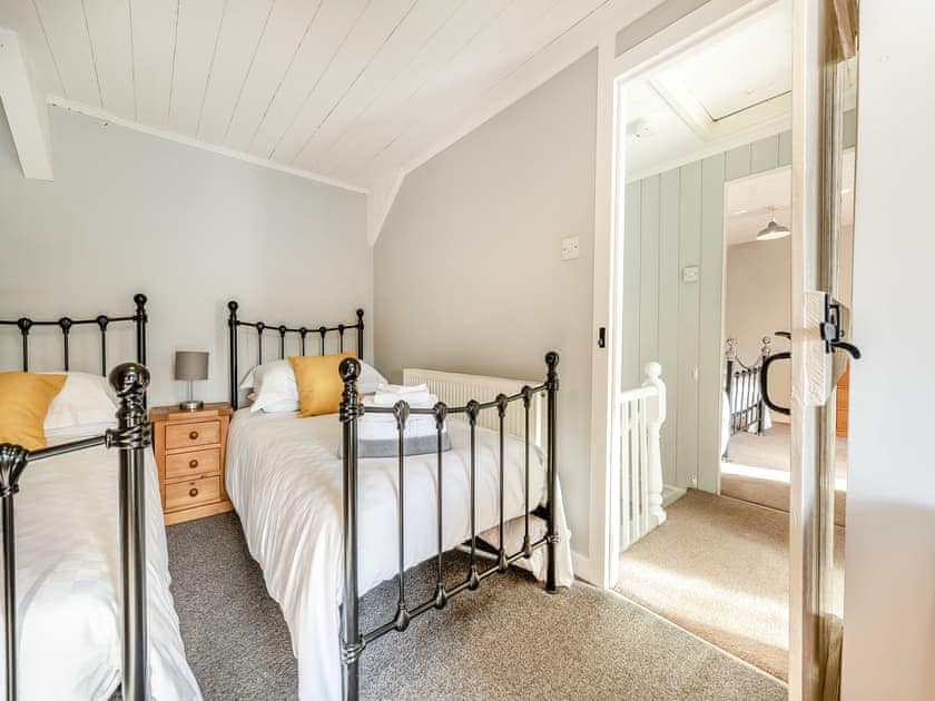 Twin bedroom | East Llwyn - Llwyn Holiday Cottages, Rhydowen