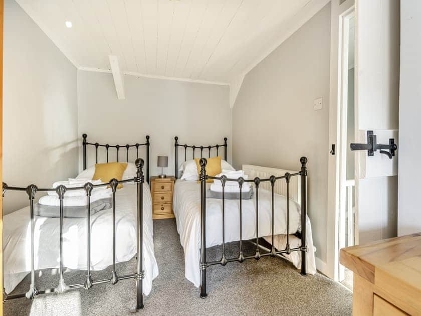 Twin bedroom | East Llwyn - Llwyn Holiday Cottages, Rhydowen