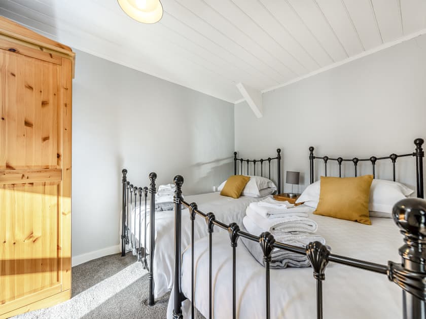 Twin bedroom | East Llwyn - Llwyn Holiday Cottages, Rhydowen