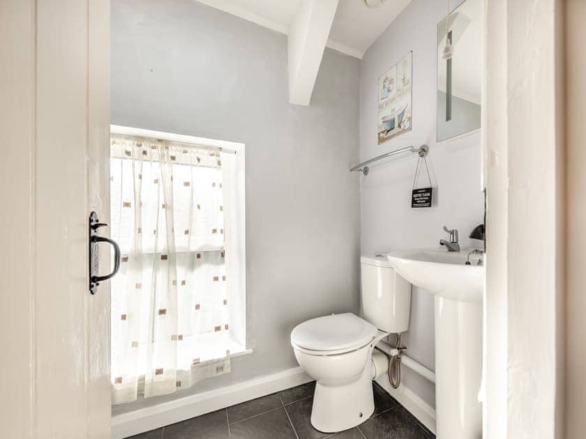 Shower room | East Llwyn - Llwyn Holiday Cottages, Rhydowen