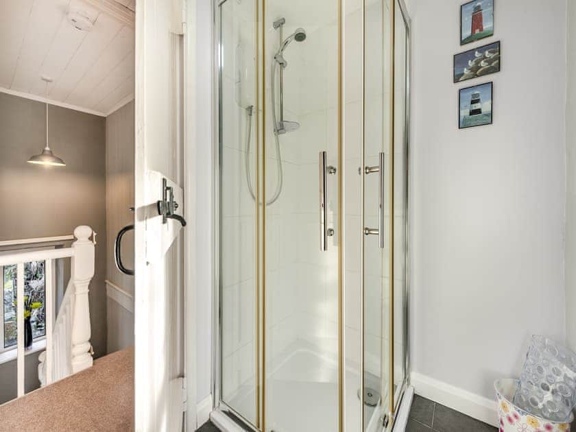 Shower room | East Llwyn - Llwyn Holiday Cottages, Rhydowen