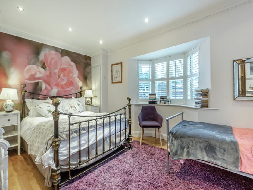 Bed 1 - Ground floor, king size + single (family room). | Windbrake House, Gosport