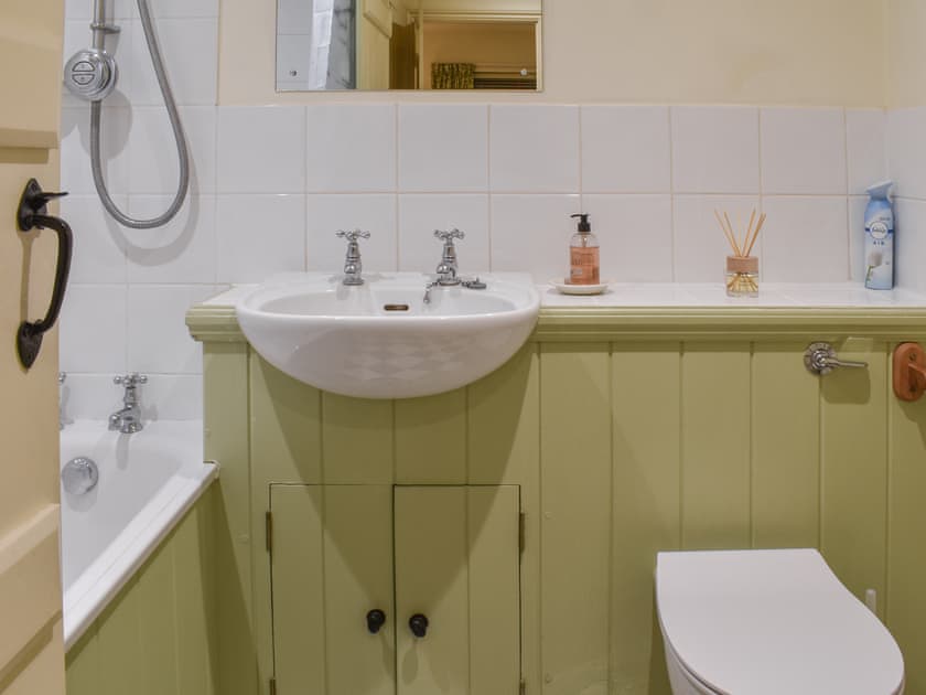 Bathroom | Honeysuckle Cottage, Chichester
