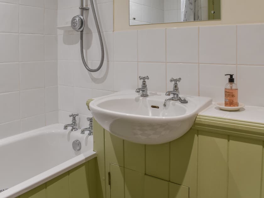 Bathroom | Honeysuckle Cottage, Chichester