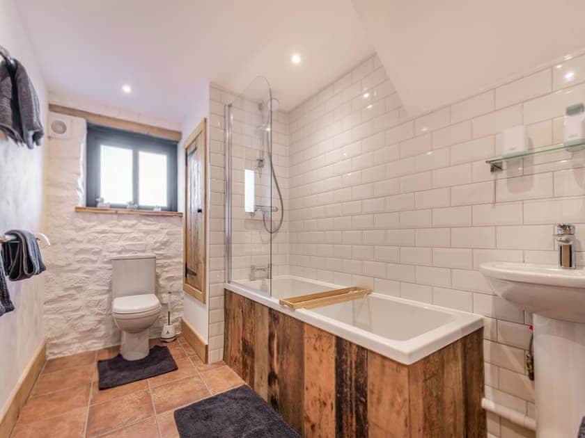 Ground floor Bathroom | Russet - Dowlais Farm Holidays, Clevedon