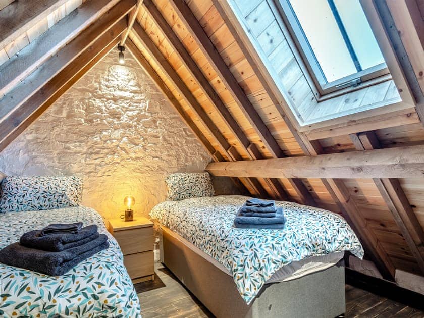 Twin bedroom | Pippin - Dowlais Farm Holidays, Clevedon