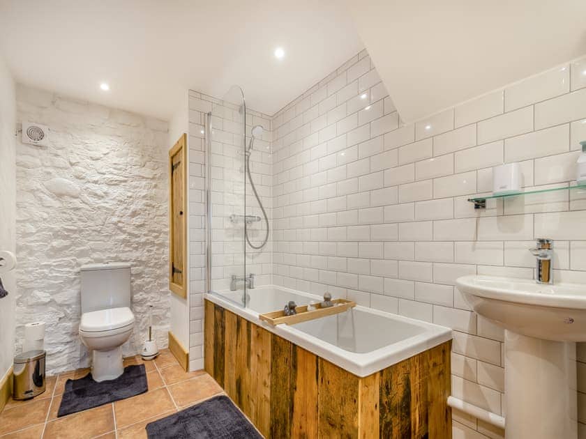 Bathroom | Pippin - Dowlais Farm Holidays, Clevedon