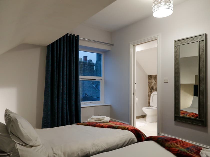 Twin bedroom with en-suite  | Amber Villa, Tideswell, near Buxton