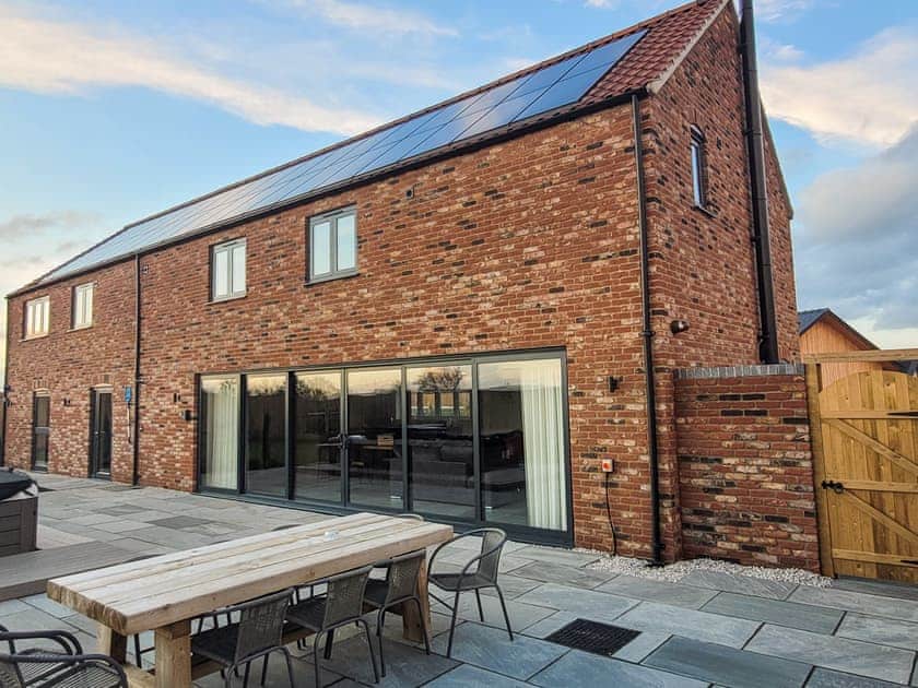 Sitting-out-area | Chestnut House - Ashlin Farm Barns, Dunholme, near Lincoln