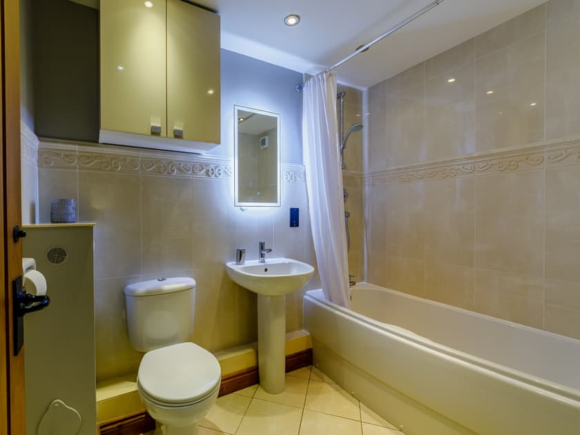 Ensuite bathroom to Master bedroom  | Bayside Cottage - Bayside and Puffin Holidays, Bamburgh