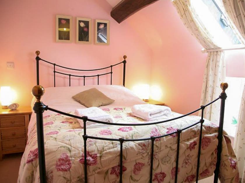Double bedroom | Milkmaids Cottage - Church Farm Cottages, Kniveton, near Ashbourne