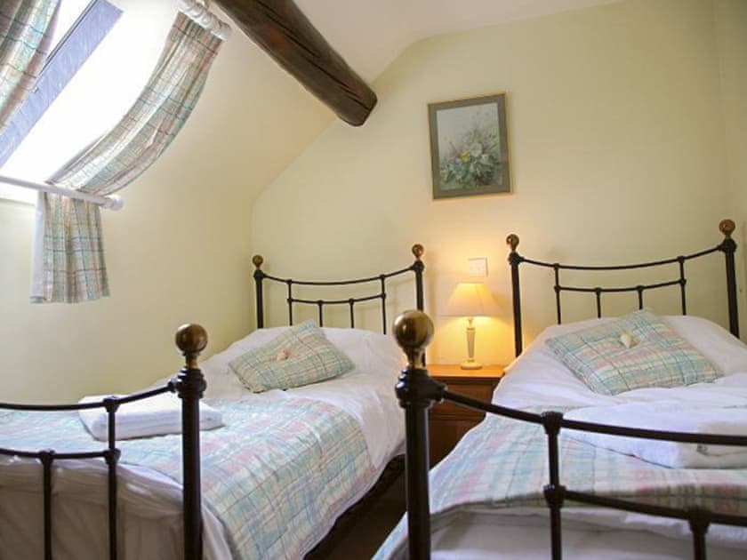 Twin bedroom | Milkmaids Cottage - Church Farm Cottages, Kniveton, near Ashbourne