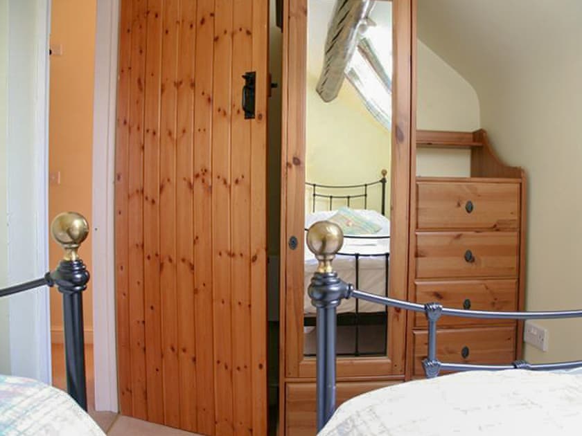 Twin bedroom | Milkmaids Cottage - Church Farm Cottages, Kniveton, near Ashbourne
