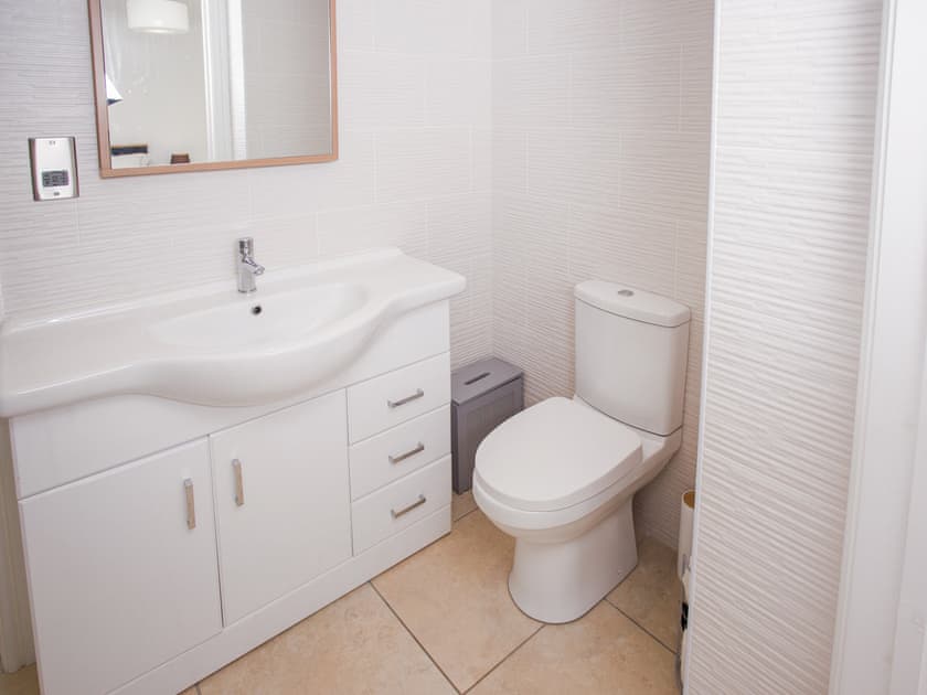Bathroom | Wyn y Mor, Gwbert-on-Sea