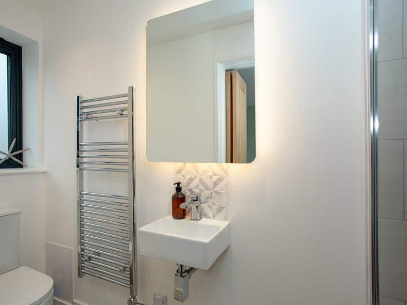 En-suite | Rosefern, Tintagel