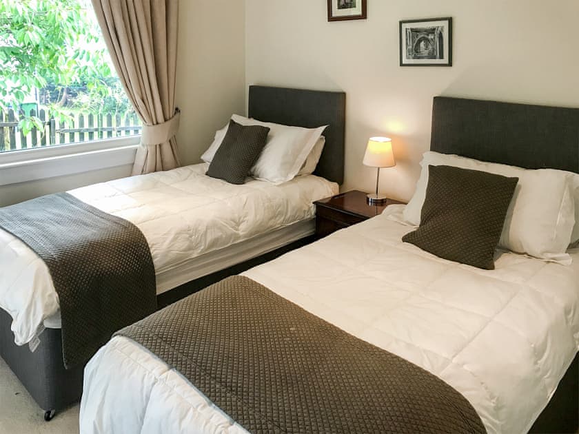 Twin bedroom | Glen Mhor, Glenelg