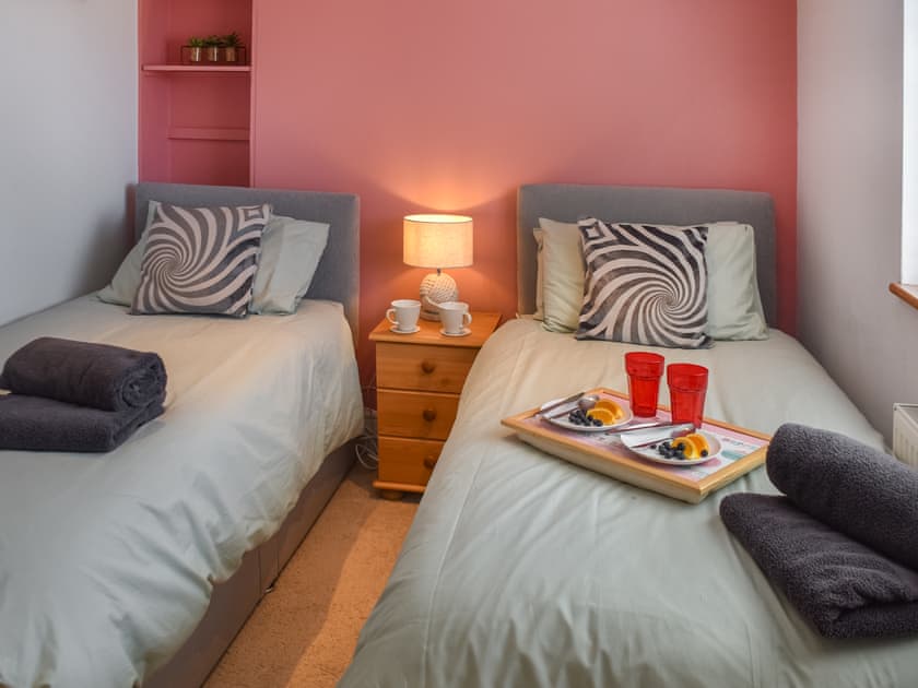 Twin bedroom | Fern Villa, Lowestoft