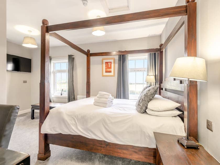 Four Poster bedroom | The Granary Villa - The Granary Hotel, Shenstone