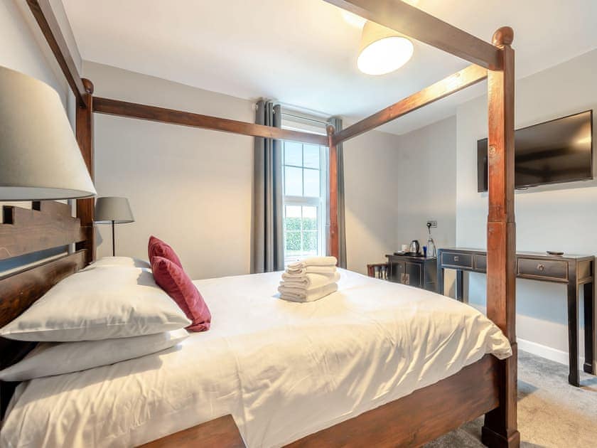 Four Poster bedroom | The Granary Villa - The Granary Hotel, Shenstone