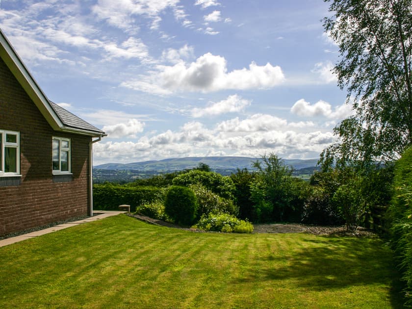Garden | Gwynfan Bungalow, Llandrindod Wells