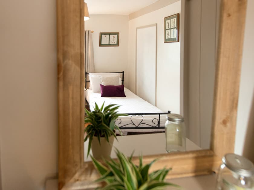 Twin bedroom | Crown Inn, Woolhope, near Ledbury