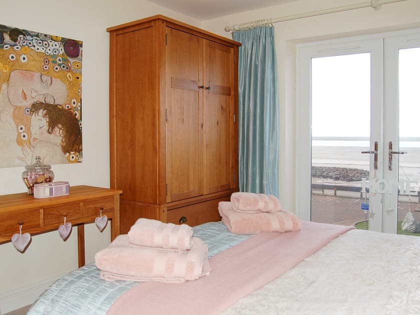 Master bedroom | Sunset Bay Designer Beach House, Tywyn