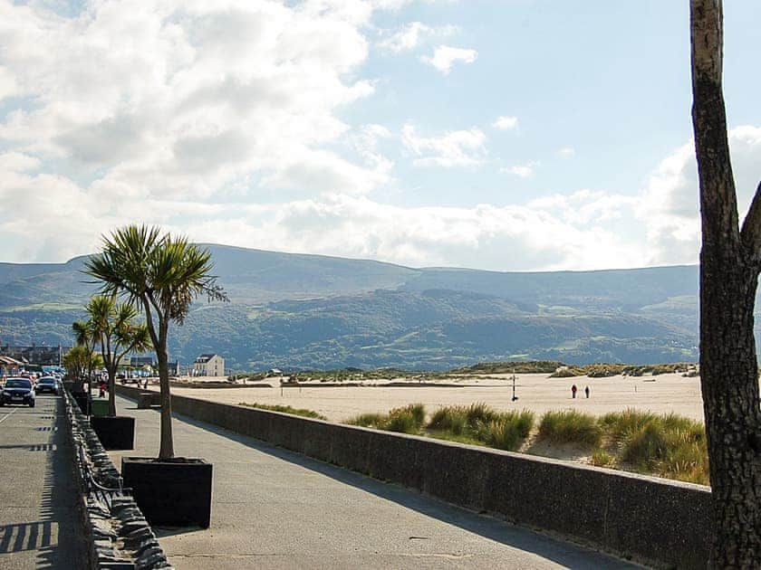 Surrounding area | Sand Dune Sea View Apartment, Barmouth