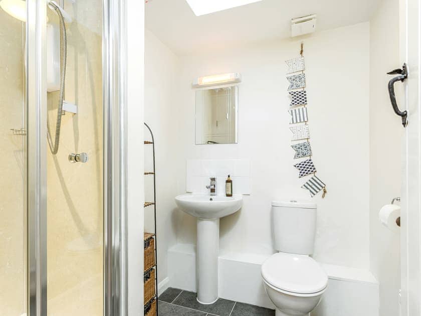 Shower room | Fry’s Barn - Home Farm Cottages, Winscombe