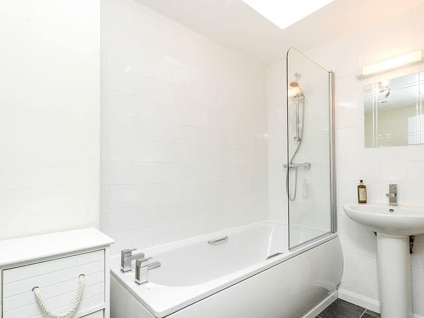 Bathroom | Fry’s Barn - Home Farm Cottages, Winscombe