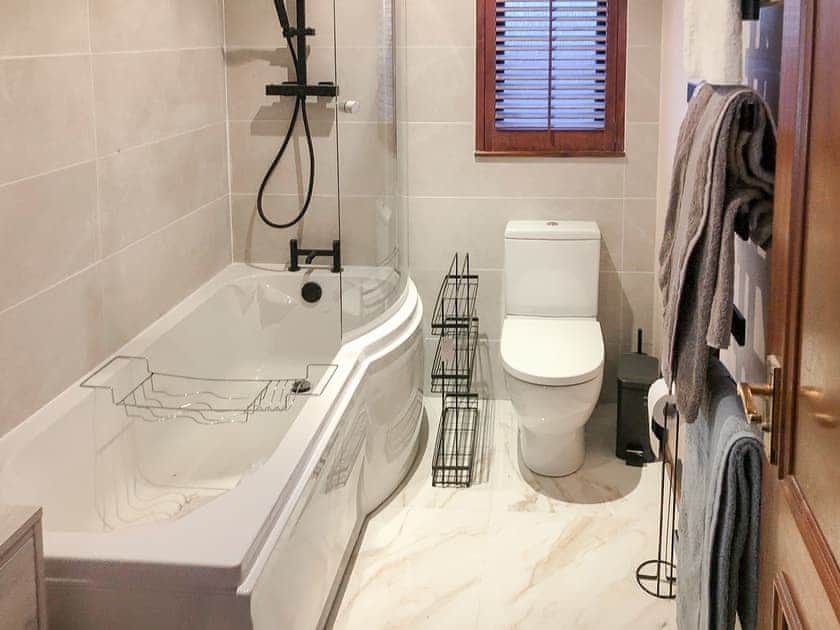 Bathroom | Willow Lodge, Macduff, near Banff