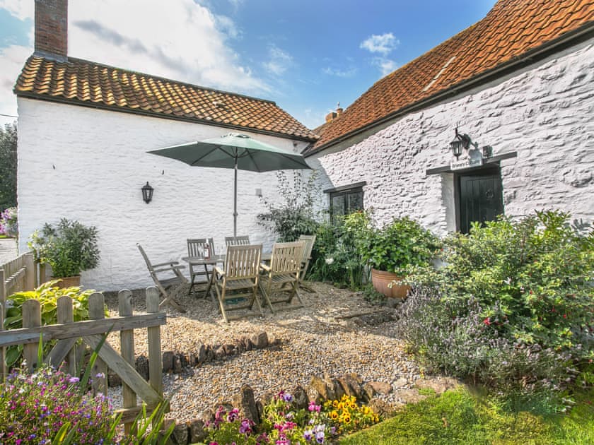 Outdoor area | Granary - Home Farm Cottages, Winscombe