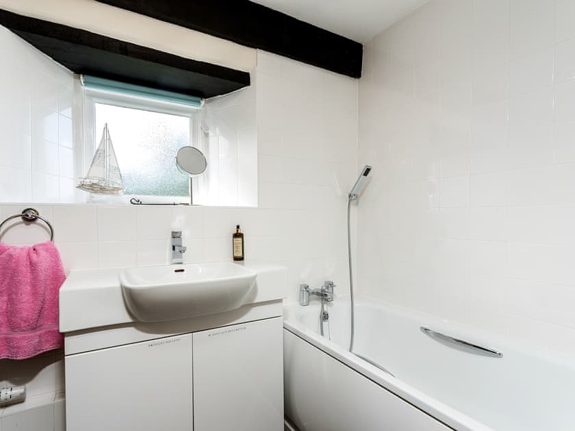 Bathroom | Granary - Home Farm Cottages, Winscombe