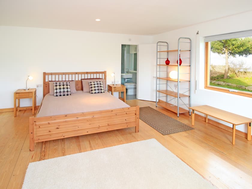 King-szie bedroom with en-suite  | Bath Cottage, Cearnarfon