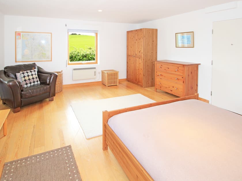 King-size bedroom with en-suite  | Bath Cottage, Cearnarfon