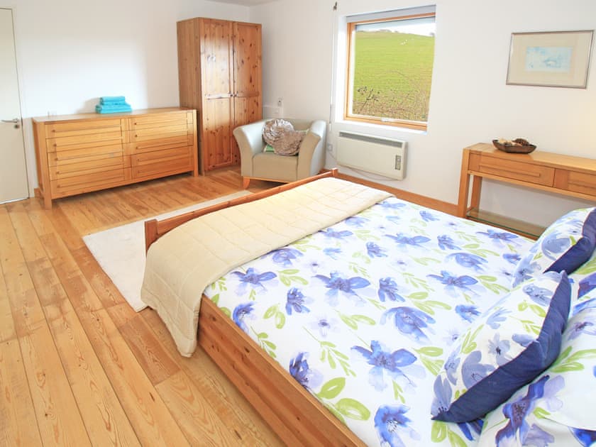 Bedroom 2. King-size bedroom  | Bath Cottage, Cearnarfon