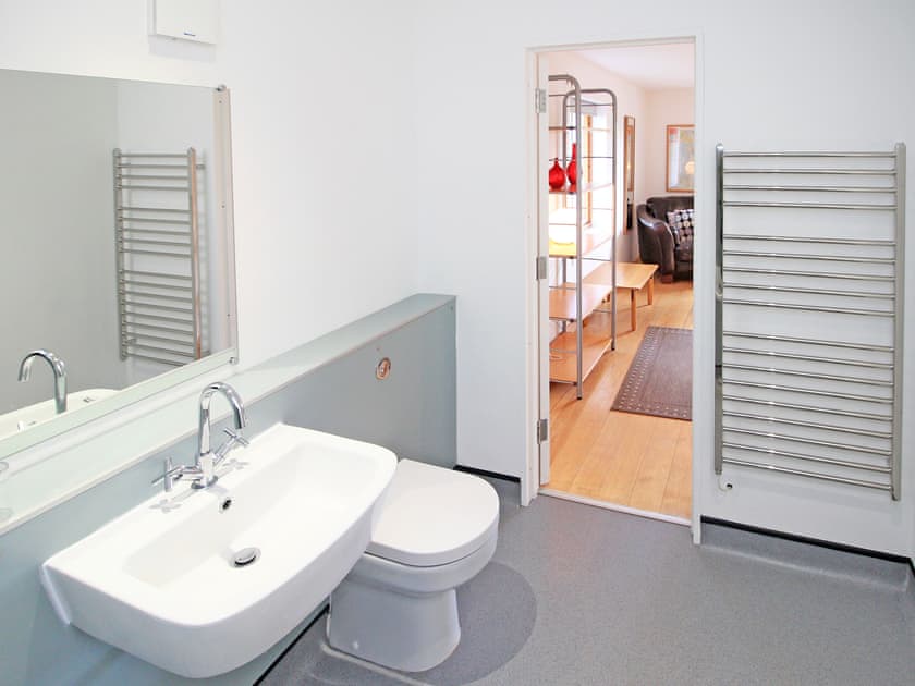 En-suite to Bedroom 1  | Bath Cottage, Cearnarfon