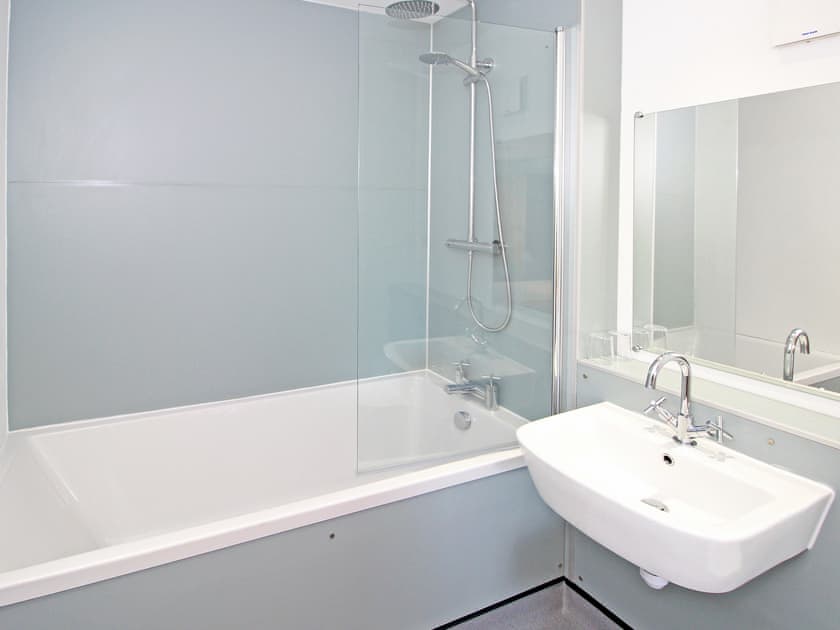 En-suite to Bedroom 1  | Bath Cottage, Cearnarfon
