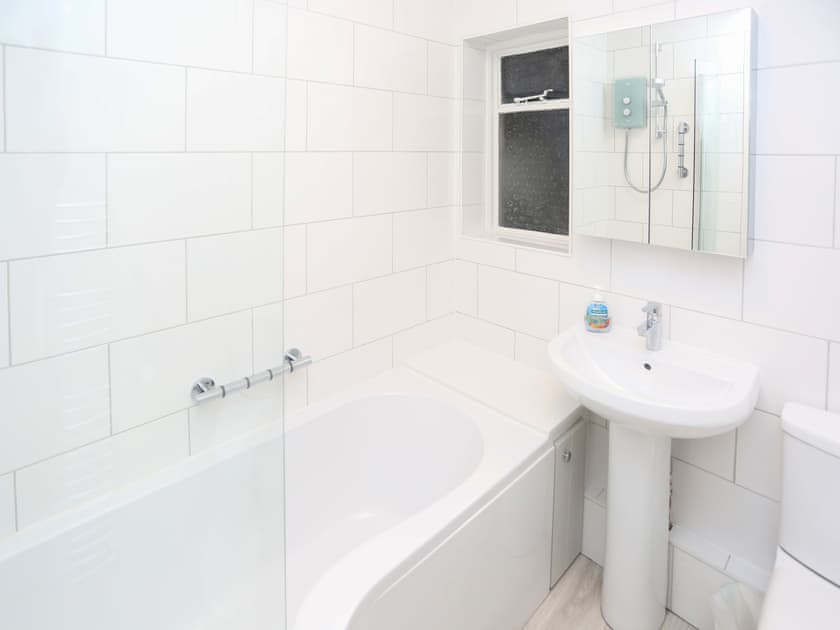 Bathroom | Beachside Bungalow, Llandanwg