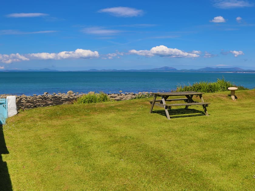 Garden | Beachside Bungalow, Llandanwg