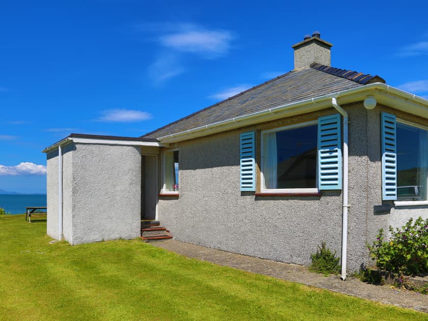 Outdoor area | Beachside Bungalow, Llandanwg