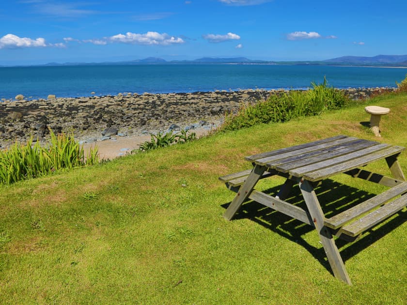 Garden | Beachside Bungalow, Llandanwg