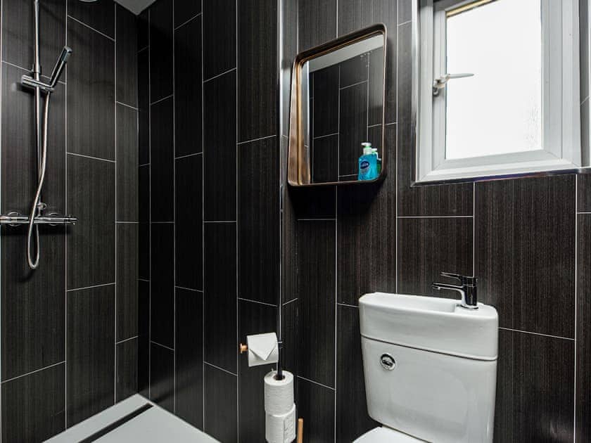 Shower room | Willis Barn - Willis House and Willis Barn, Iron Acton